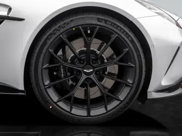 ASTON MARTIN V8 Vantage MY25   Launch Pack   Lighting Silver