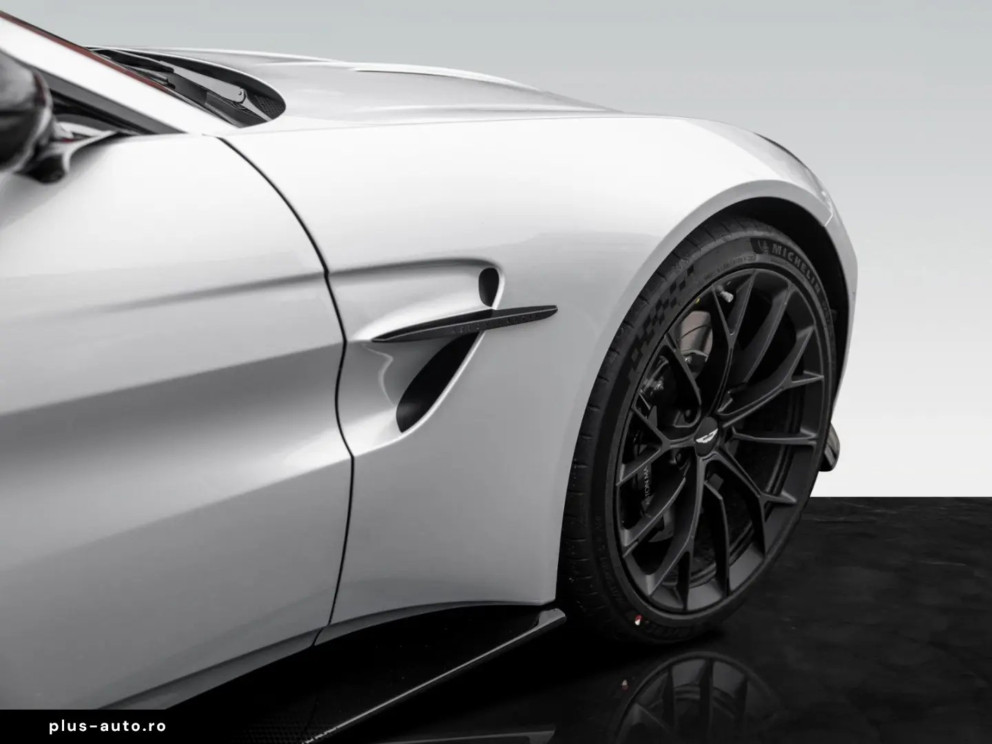 ASTON MARTIN V8 Vantage MY25   Launch Pack   Lighting Silver