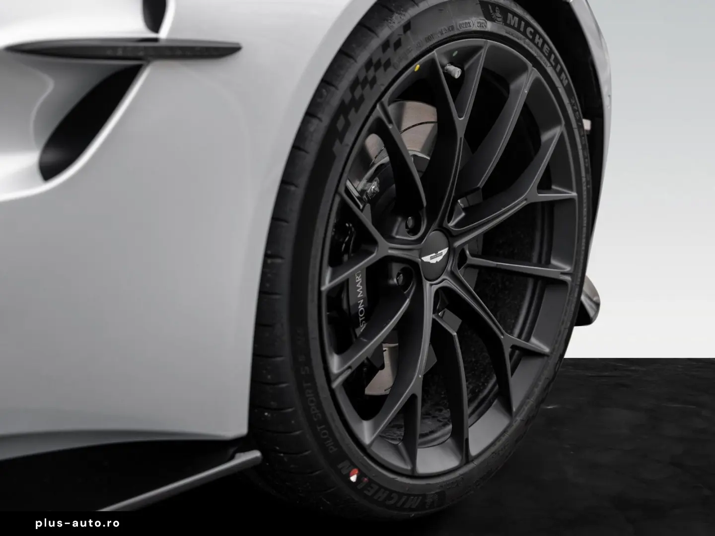 ASTON MARTIN V8 Vantage MY25   Launch Pack   Lighting Silver