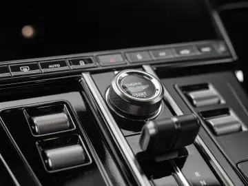 ASTON MARTIN V8 Vantage MY25   Launch Pack   Bowers&Wilkins