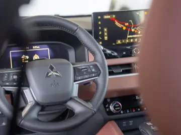 Mitsubishi Outlander PHEV 2.4L 4WD AT Instyle Ultimate