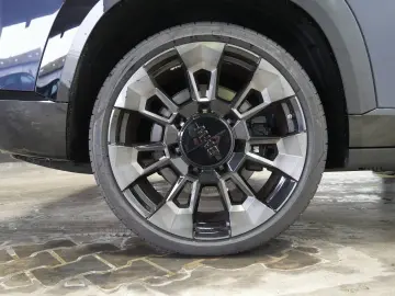 BMW XM 50e Macaoblau Invidual 23  B&W