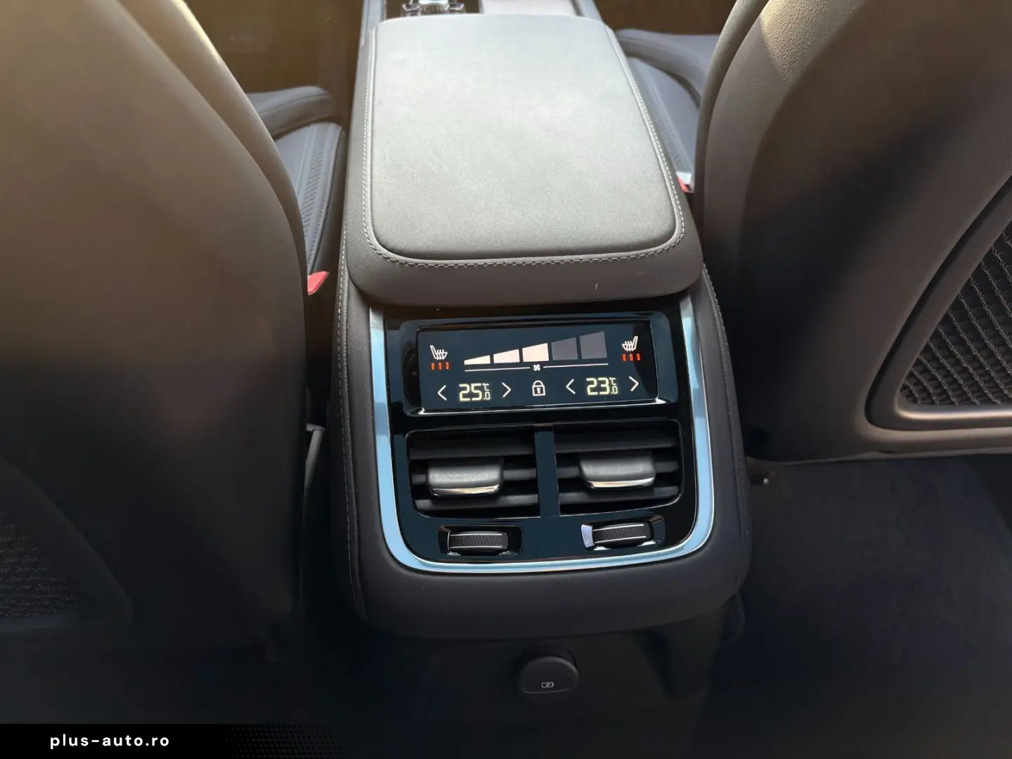 VOLVO XC90 T8 Plus Bright AWD FourC AHK PANO 360  Face