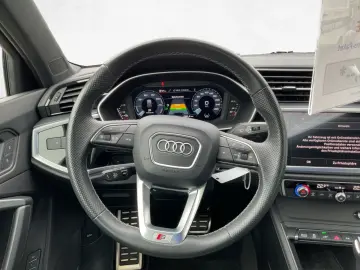 AUDI Q3 S line 45 TFSIe S tronic  AHK CarPlay LED