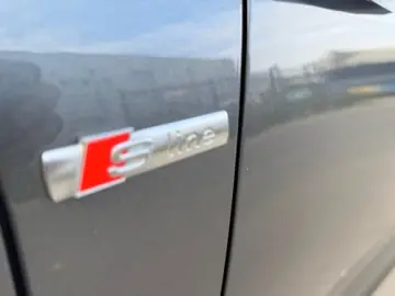 AUDI Q3 45 TFSI e S line MMI PDC AMIENTE 19 ZOLL