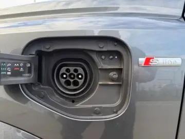 AUDI Q3 45 TFSI e S line MMI PDC AMIENTE 19 ZOLL