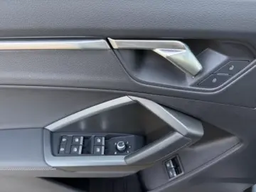 AUDI Q3 45 TFSI e S line MMI PDC AMIENTE 19 ZOLL