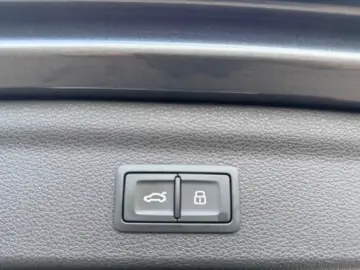 AUDI Q3 45 TFSI e S line MMI PDC AMIENTE 19 ZOLL