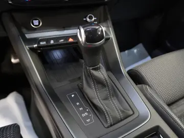 AUDI Q3 Sportback 45 TFSI e S line Matrix Aluräd Navi