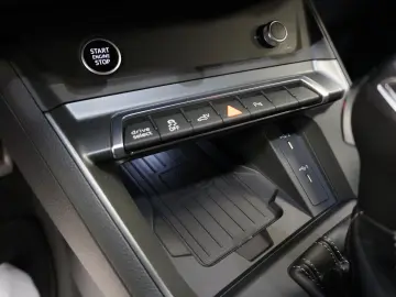 AUDI Q3 Sportback 45 TFSI e S line Matrix Aluräd Navi