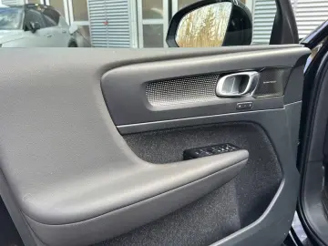 VOLVO XC 40 R Design AWD Bluetooth Navi LED Klima