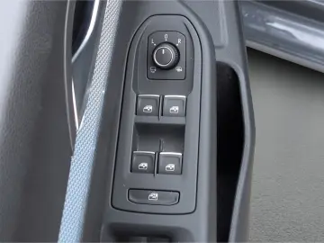 VW Golf VIII GOAL TDI DSG AHK LED  ACC Navi R-Kam