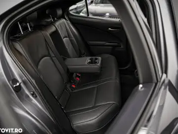 Lexus UX 300e Business