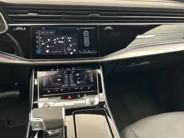 AUDI Q8 55 TFSI quattro S line Navi Matrix Alu AHK HU