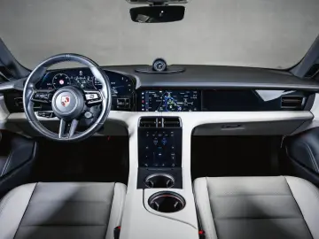 PORSCHE Taycan Performancebatterie  Bose Panoramadach