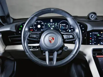 PORSCHE Taycan Performancebatterie  Bose Panoramadach