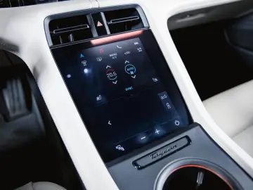 PORSCHE Taycan Performancebatterie  Bose Panoramadach