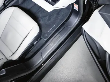 PORSCHE Taycan Performancebatterie  Bose Panoramadach