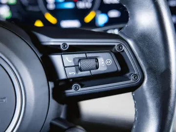 PORSCHE Taycan Performancebatterie  Bose Panoramadach