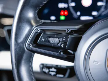 PORSCHE Taycan Performancebatterie  Bose Panoramadach