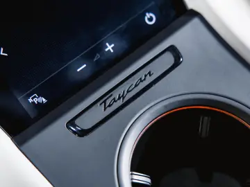 PORSCHE Taycan Performancebatterie  Bose Panoramadach