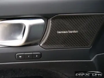 Volvo XC40 T4 Recharge Plus Dark