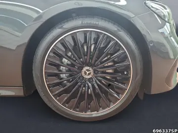 MERCEDES-BENZ E 220 d AMG NIGHT PANO DISTRONIC KEYLESS-GO