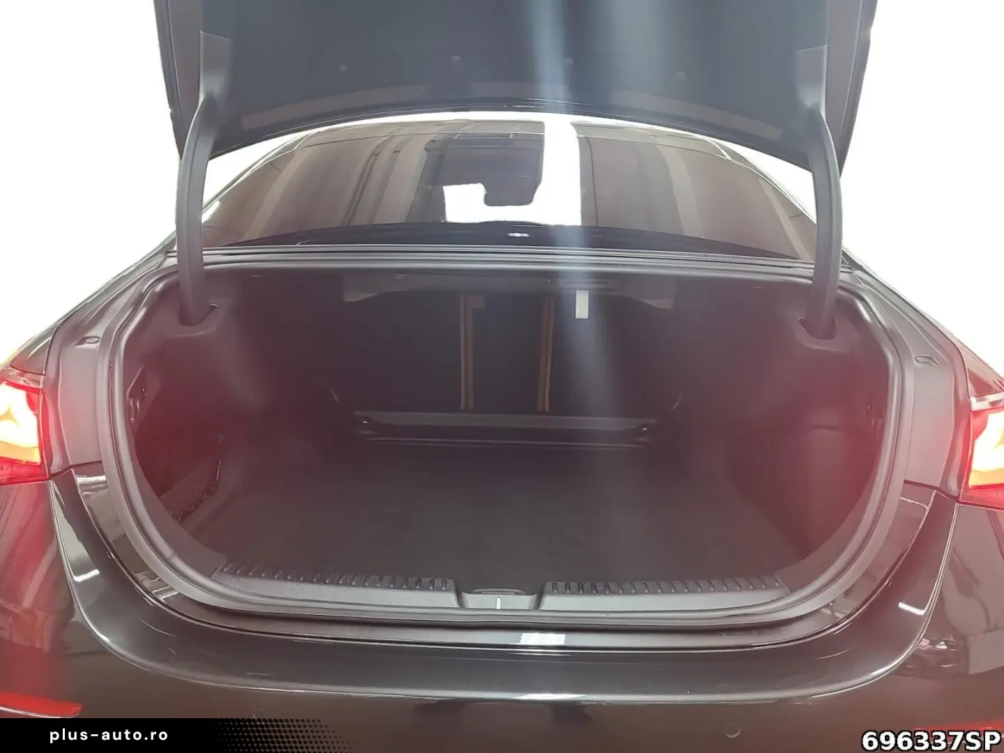 MERCEDES-BENZ E 220 d AMG NIGHT PANO DISTRONIC KEYLESS-GO