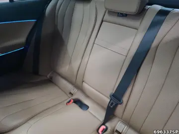 MERCEDES-BENZ E 220 d AMG NIGHT PANO DISTRONIC KEYLESS-GO