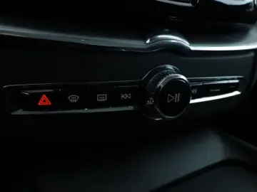 Volvo XC60 2.0 B4 Diesel Mild-Hybrid Momentum Pro AWD