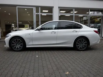 BMW 330e xDrive M-Sport LASER LED W-LAN NAVI HGSD