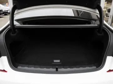 BMW 330e xDrive M-Sport LASER LED W-LAN NAVI HGSD