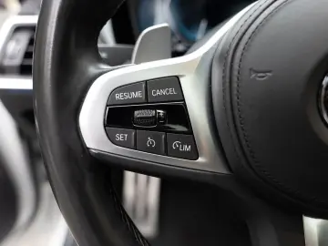 BMW 330e xDrive M-Sport LASER LED W-LAN NAVI HGSD