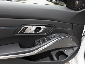 BMW 330e xDrive M-Sport LASER LED W-LAN NAVI HGSD