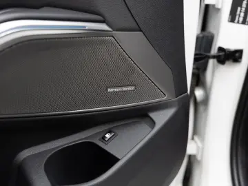 BMW 330e xDrive M-Sport LASER LED W-LAN NAVI HGSD