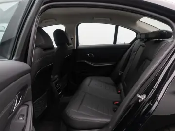 BMW 330i DigitalKey DAB Komfort HiFi Leder 18Zoll