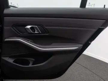 BMW 330i DigitalKey DAB Komfort HiFi Leder 18Zoll