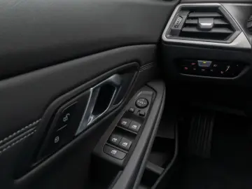 BMW 330i DigitalKey DAB Komfort HiFi Leder 18Zoll