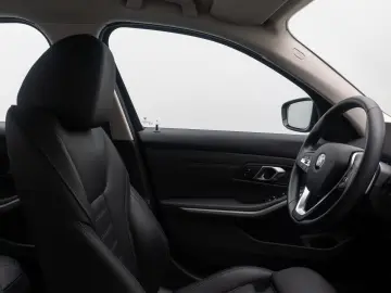 BMW 330i DigitalKey DAB Komfort HiFi Leder 18Zoll