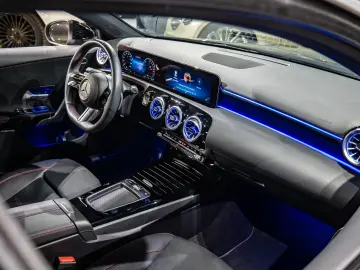 MERCEDES BENZ A 250E