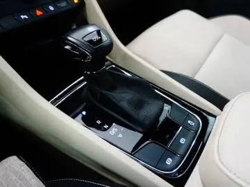 SKODA Karoq Style LED NAVI AHK PDC SHZ