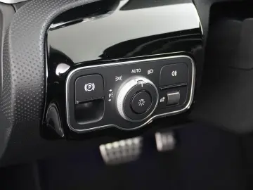 MERCEDES-BENZ CLA 180 AMG Line   Panorama - Schiebed&hellip;