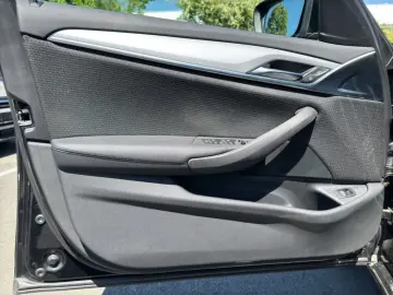 BMW 530d xDrive Limo Schiebedach AHK Stop Go RFK Sit