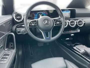 MERCEDES-BENZ CLA 180 d Coupé Ambi MBUX Progressive CarPlay