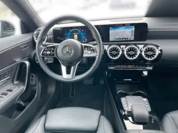 MERCEDES-BENZ CLA 180 d Coupé Ambi MBUX Progressive CarPlay