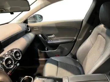 MERCEDES-BENZ CLA 250 e Coupe MBUX Cam Navi AUT PTS SHZ