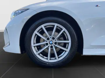 BMW 320i xDrive Lim. M-Sport HUD AHK DrivAss. ACC Pa