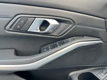 BMW 320i xDrive Lim. M-Sport HUD AHK DrivAss. ACC Pa