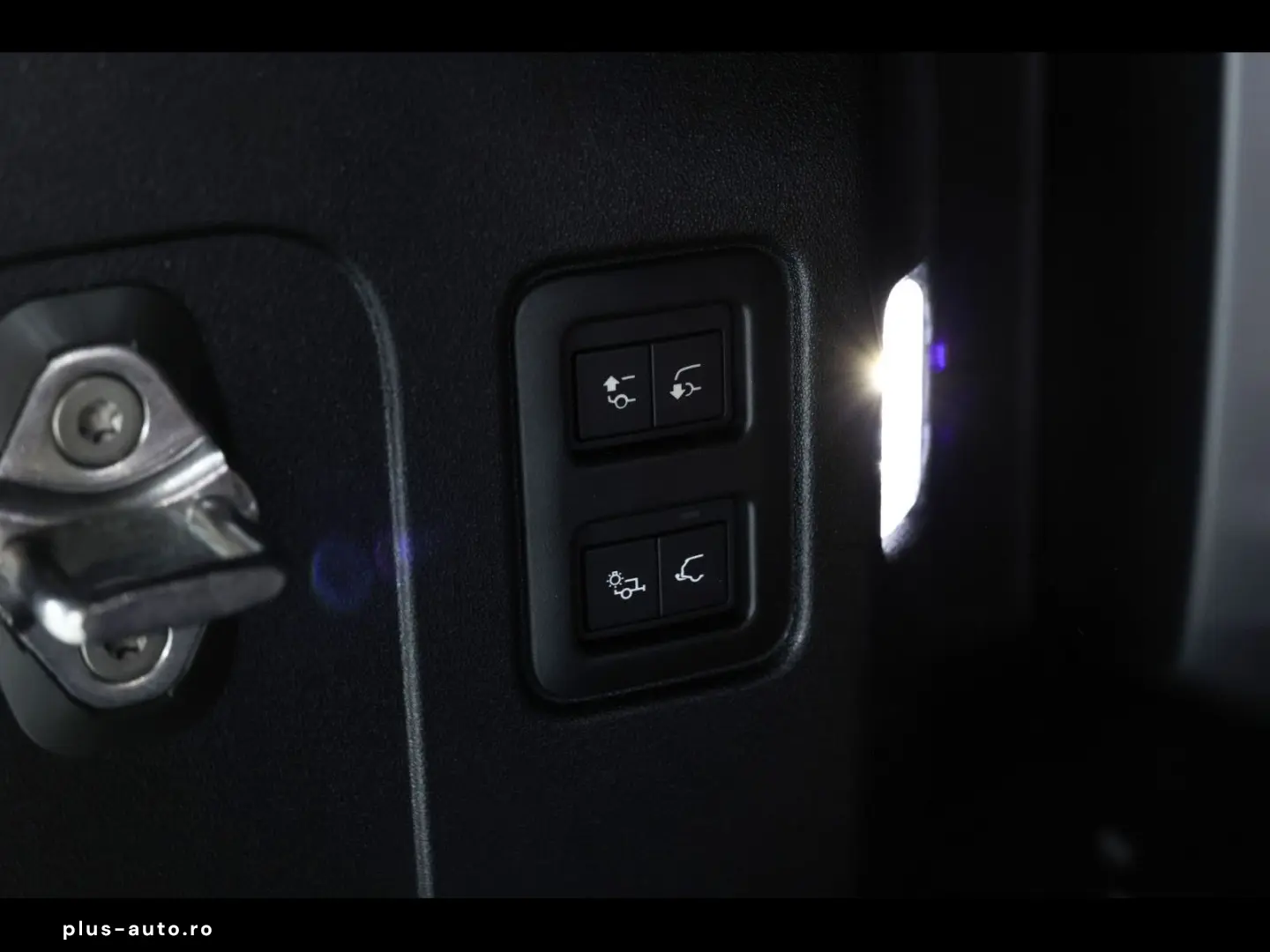 LAND ROVER Defender 110 P425 X AWD XPEL MAT BLACK PACK AHK