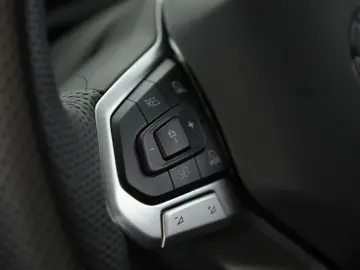 VW Tiguan 2.0 TSI DSG 4M R-Line   Pano  ACC 360